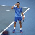 Novak Đoković na Australijan Openu 2026 – borba, istorija i finale koje je izmaklo

Novak Đoković još jednom je pokazao zašto ga mnogi smatraju jednim od najvećih tenisera svih vremena na Australian Open 2026. Iako ove godine nije uspeo da osvoji titulu, njegov put do finala bio je impresivan i inspirativan. Od samog početka turnira u Melburnu, Đoković je igrao na visokom nivou. Kroz sve runde je prolazio uz prepoznatljivu kombinaciju discipline, taktičke inteligencije i mentalne snage. Posebno se izdvojio meč polufinala protiv Jannik Sinner, jednog od najtalentovanijih igrača nove generacije. Đoković je u ključnim momentima pokazao iskustvo i kontrolu, što mu je donelo još jedno finale na omiljenom turniru.U finalu ga je čekao Carlos Alcaraz, mladi šampion koji već dominira svetskim tenisom. Meč je bio uzbudljiv i pun intenziteta. Alkaraz je slavio rezultatom 3:1 u setovima, koristeći svoju energiju, brzinu i agresivnu igru. Đoković se borio do kraja, ali ovog puta nije uspeo da osvoji svoju 11. titulu u Melburnu. Navijači širom sveta znaju – kada je Novak na terenu, sve je moguće.